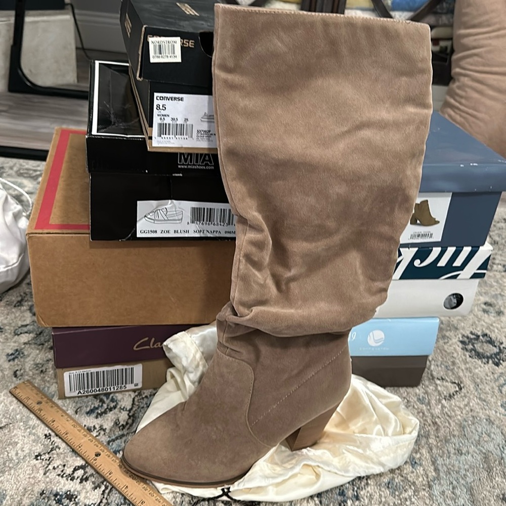 EUC. Universal Thread tall boot.  Lanae size 8w